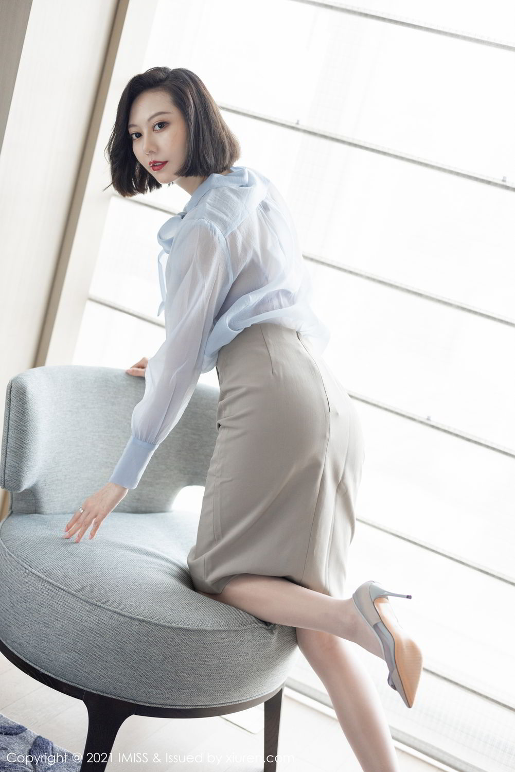 气质美女艺轩 暖色调的氛围