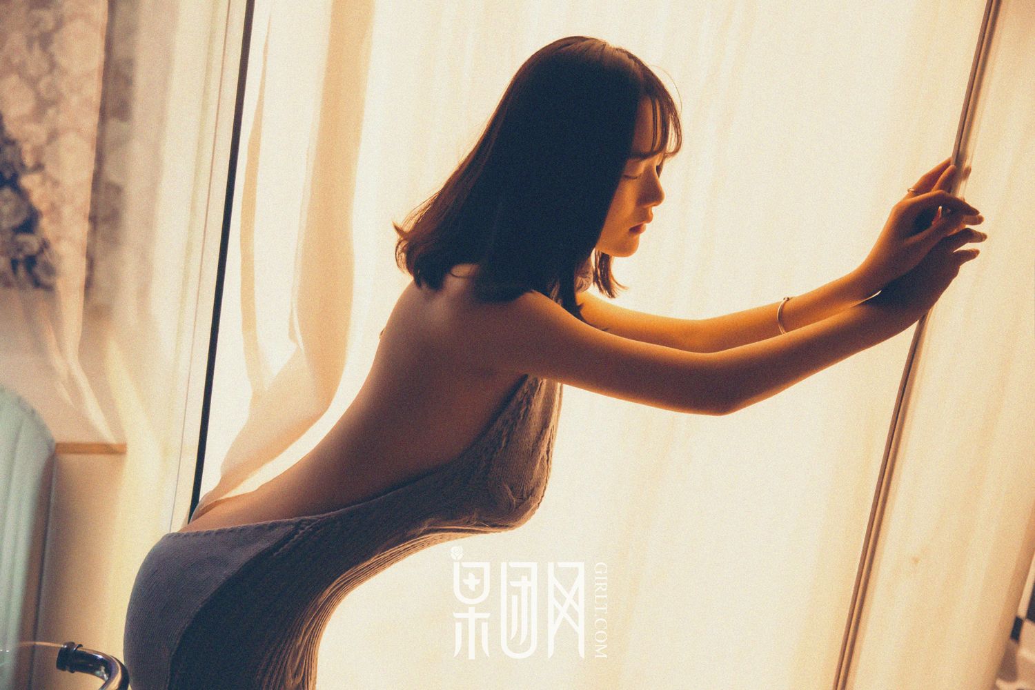 清纯女神皮皮 开背毛衣首秀