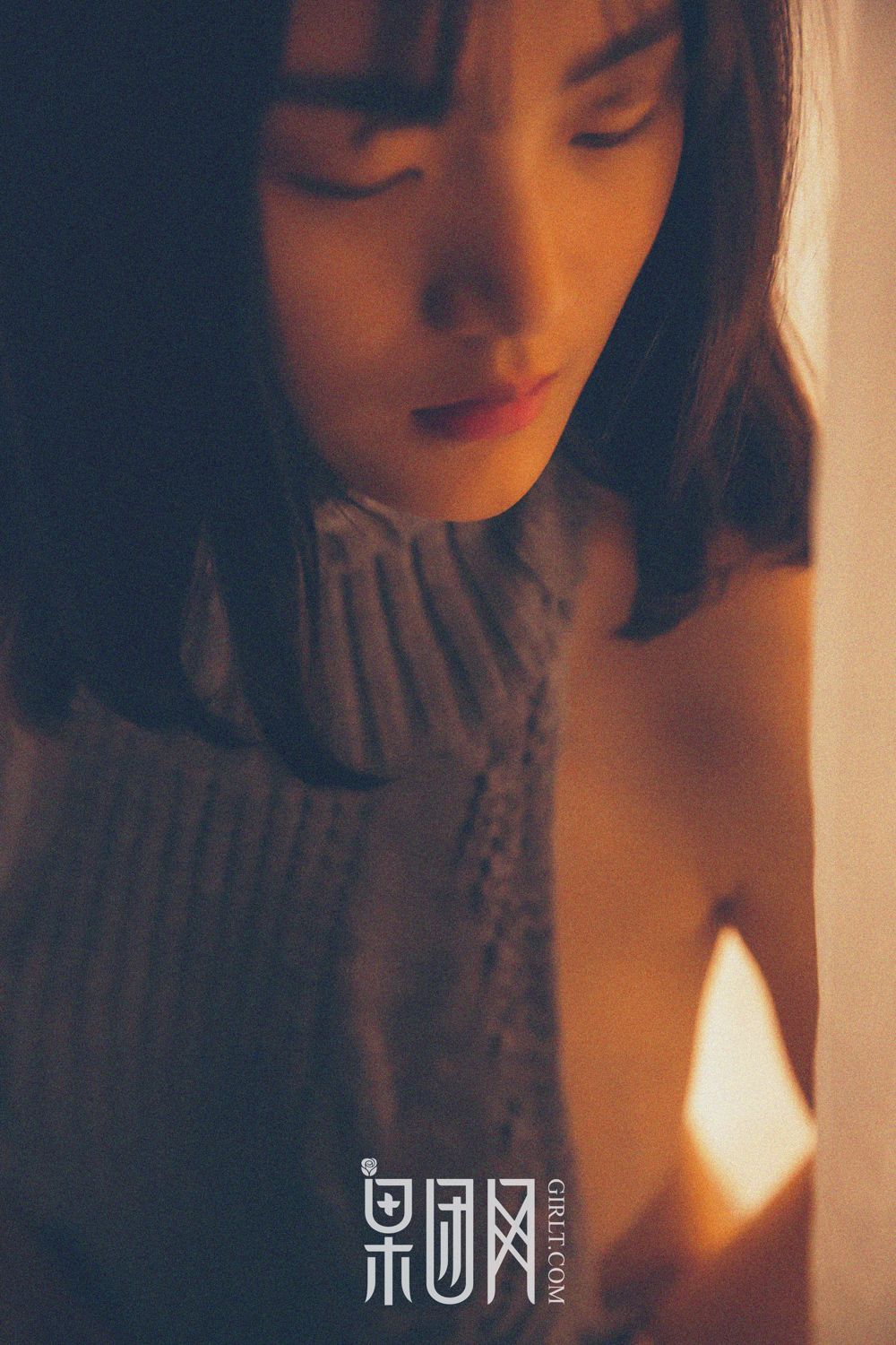 清纯女神皮皮 开背毛衣首秀