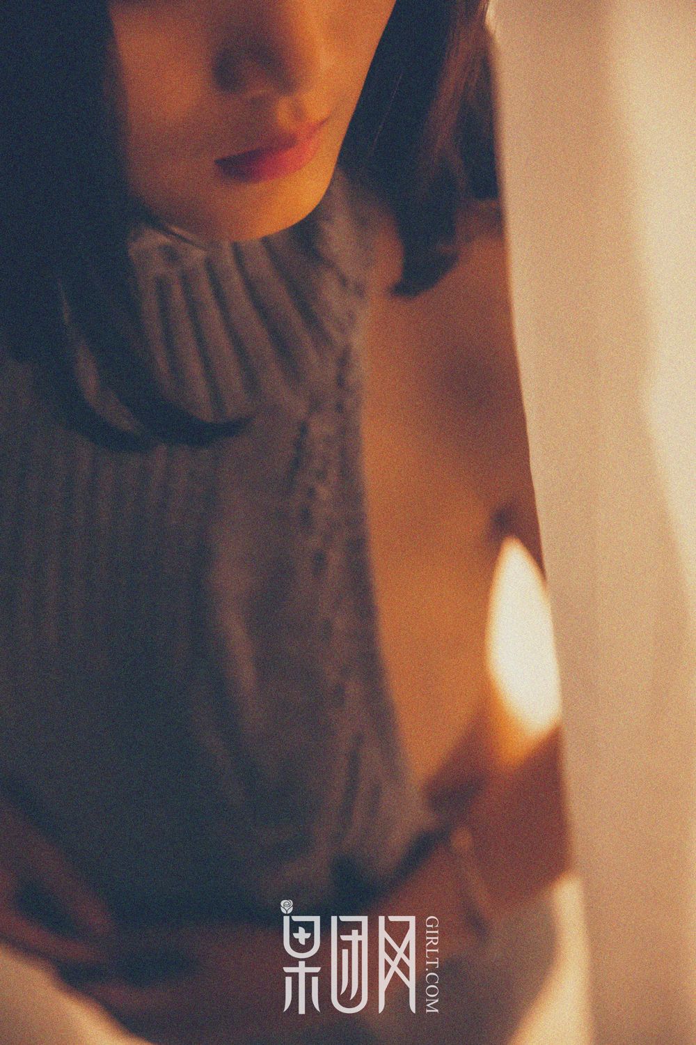 清纯女神皮皮 开背毛衣首秀