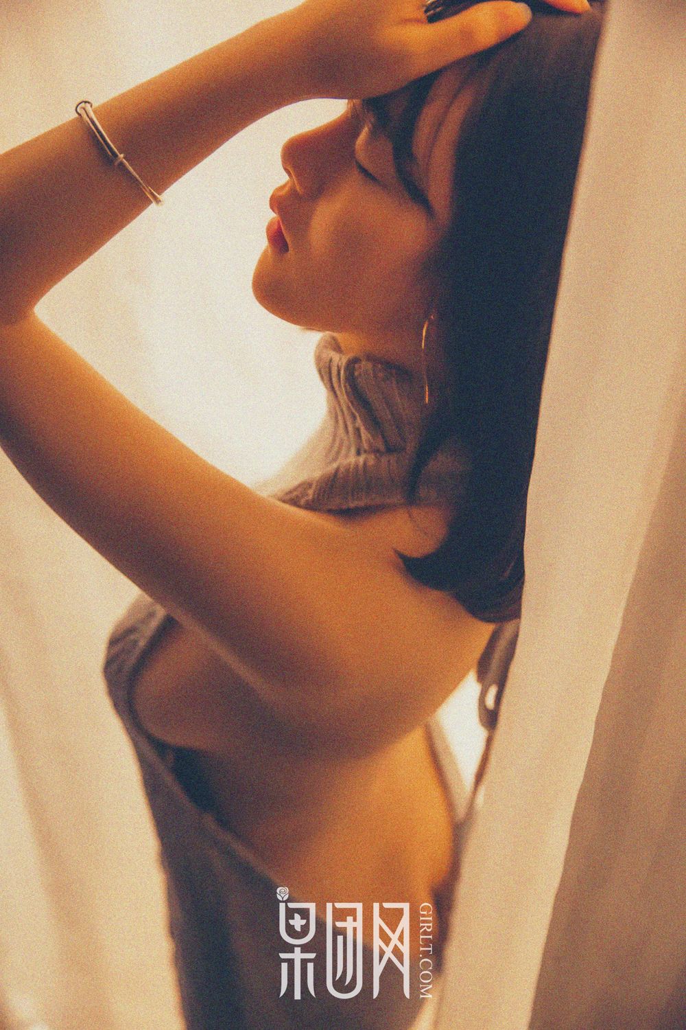 清纯女神皮皮 开背毛衣首秀