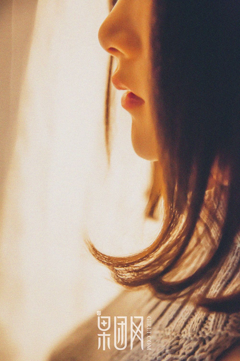 清纯女神皮皮 开背毛衣首秀