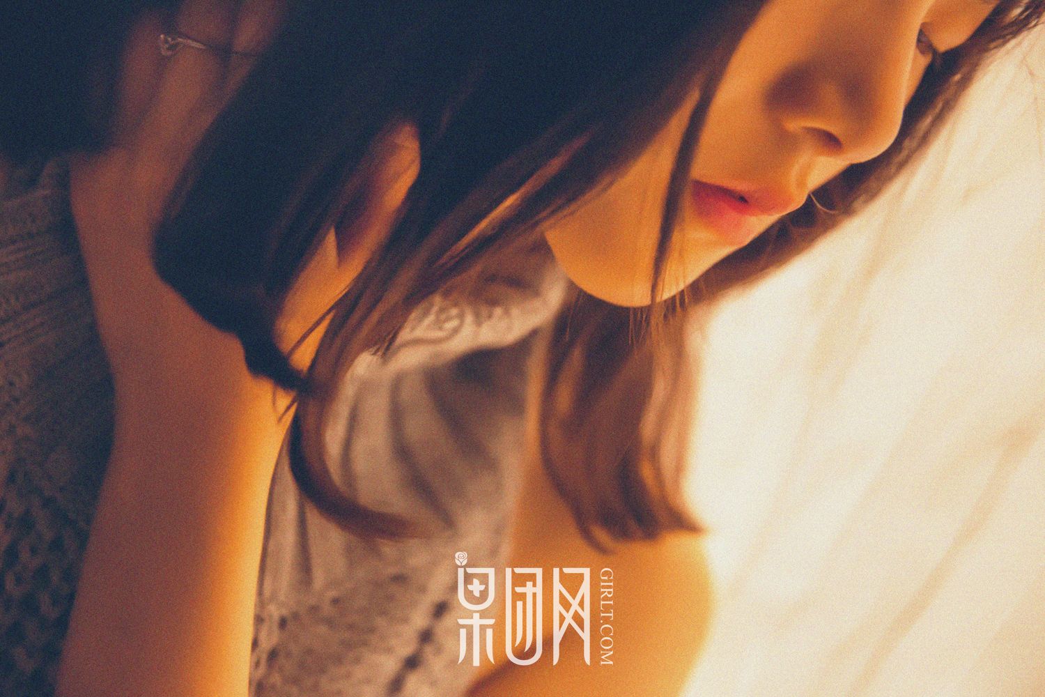 清纯女神皮皮 开背毛衣首秀