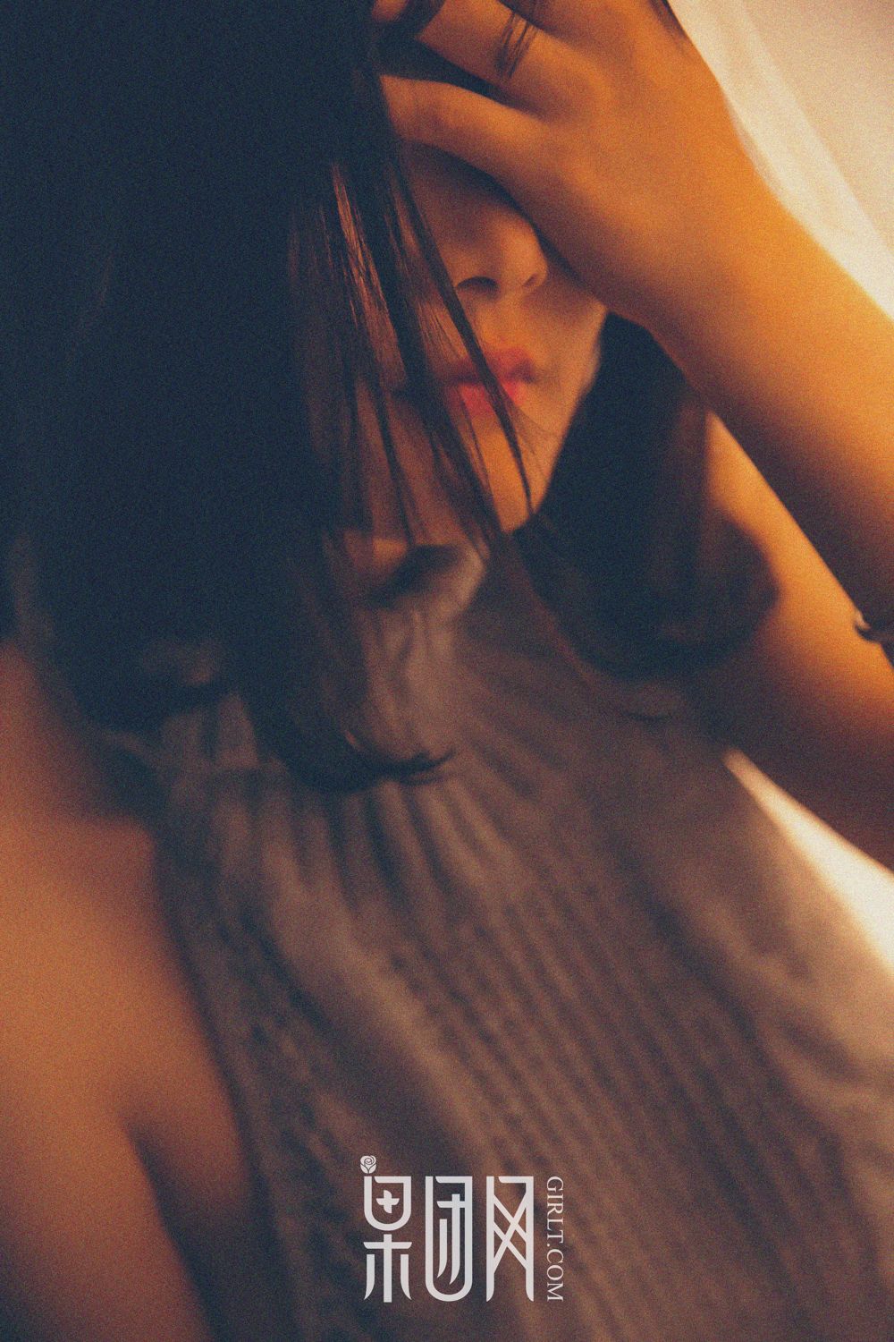 清纯女神皮皮 开背毛衣首秀