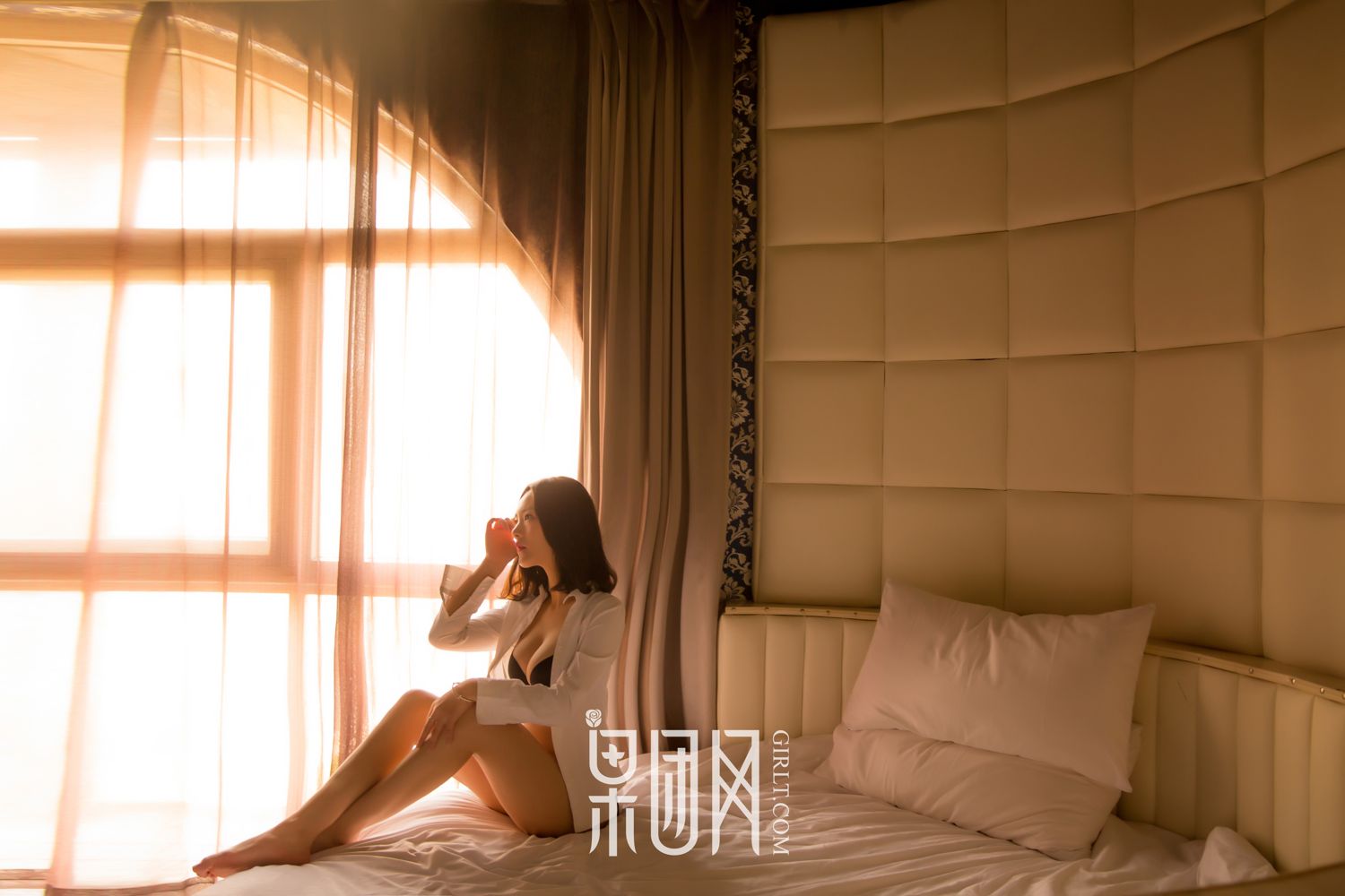 清纯女神皮皮 开背毛衣首秀