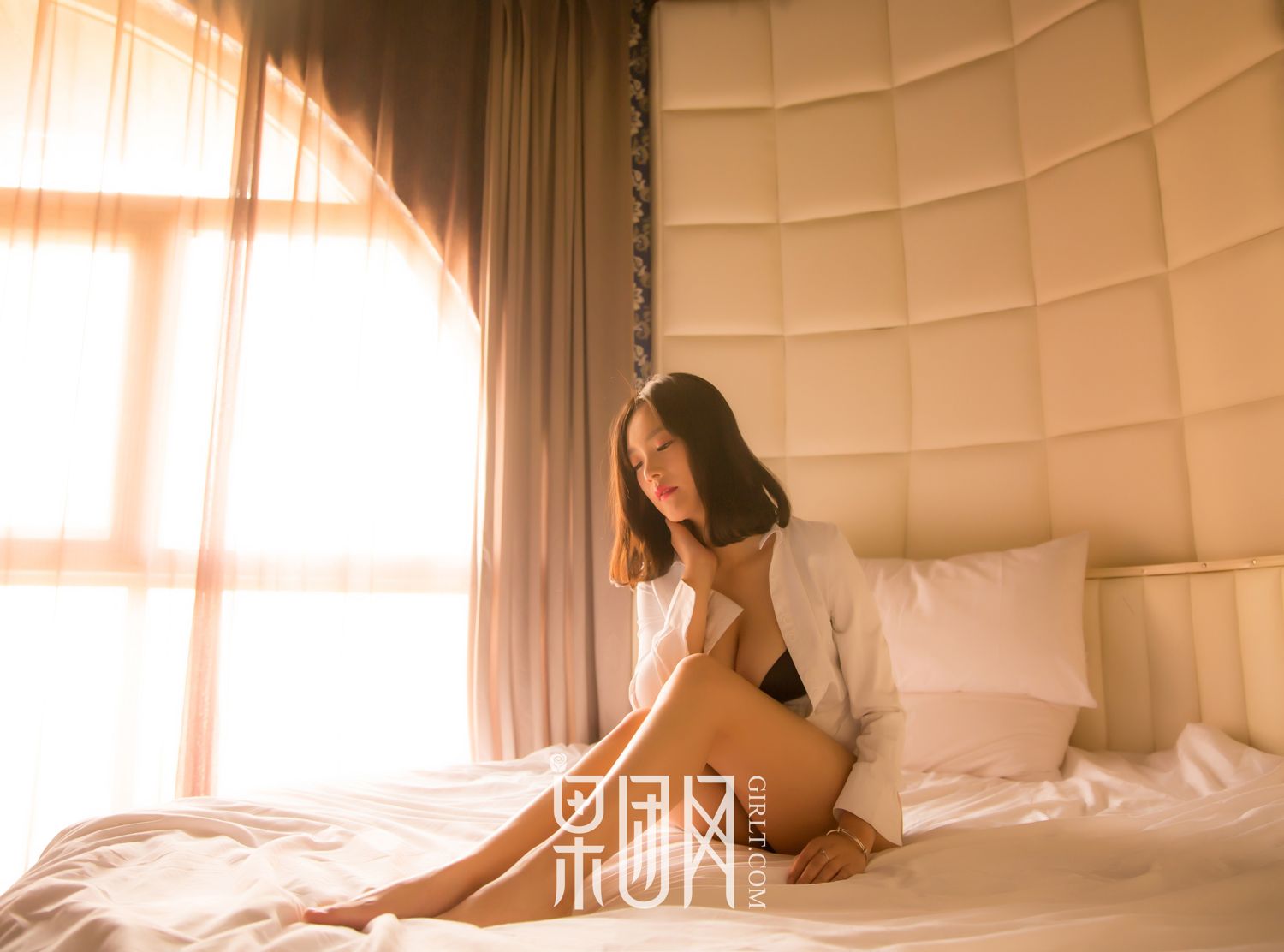 清纯女神皮皮 开背毛衣首秀