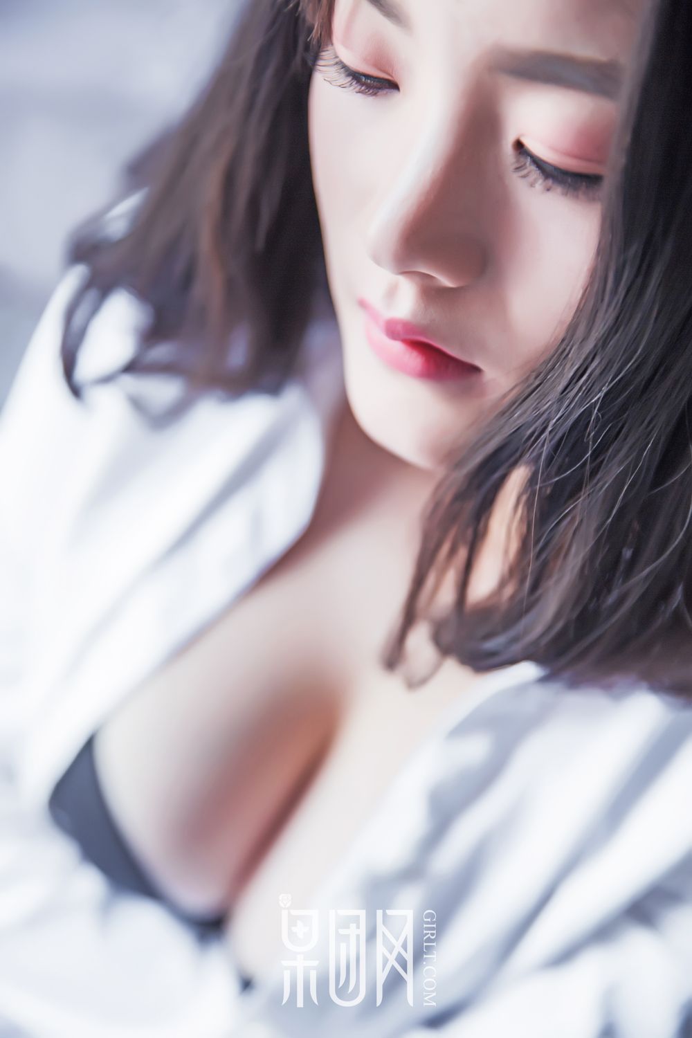清纯女神皮皮 开背毛衣首秀