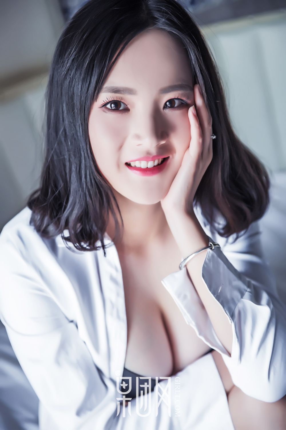 清纯女神皮皮 开背毛衣首秀