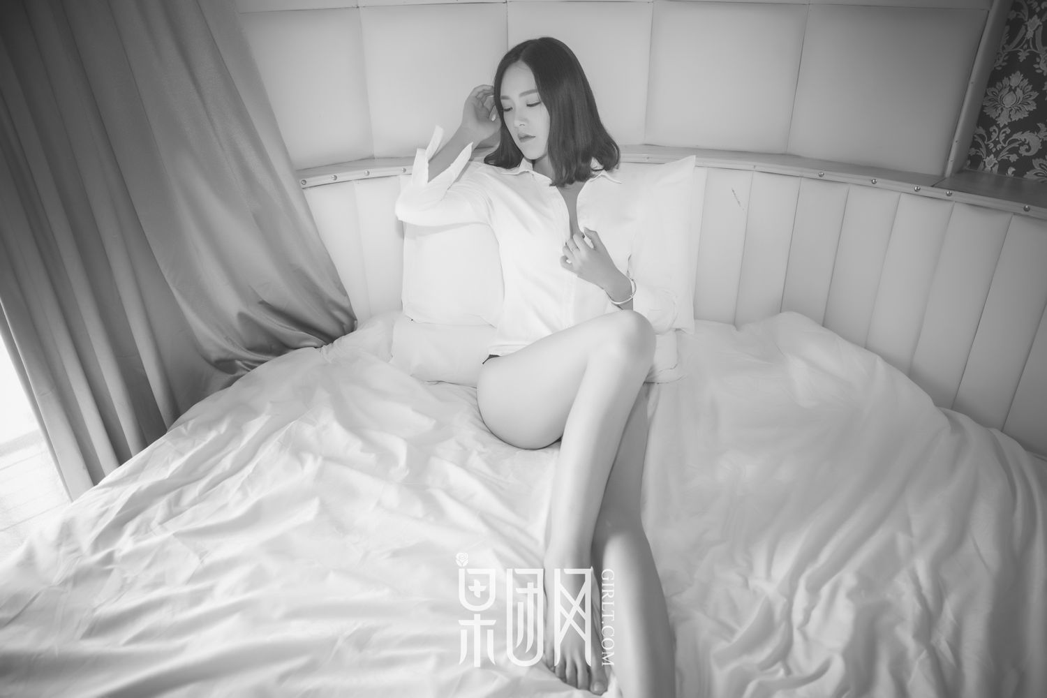 清纯女神皮皮 开背毛衣首秀