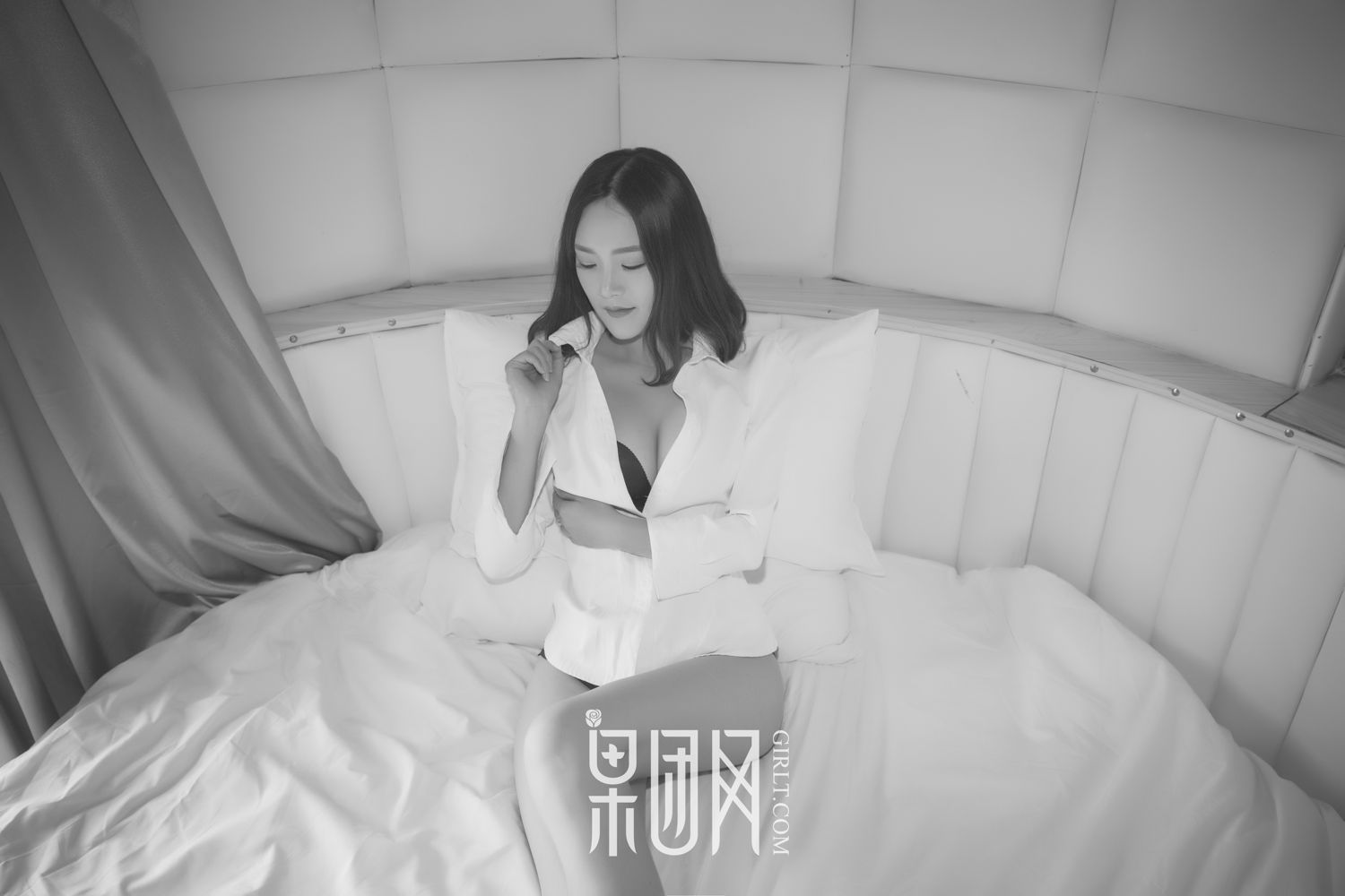 清纯女神皮皮 开背毛衣首秀