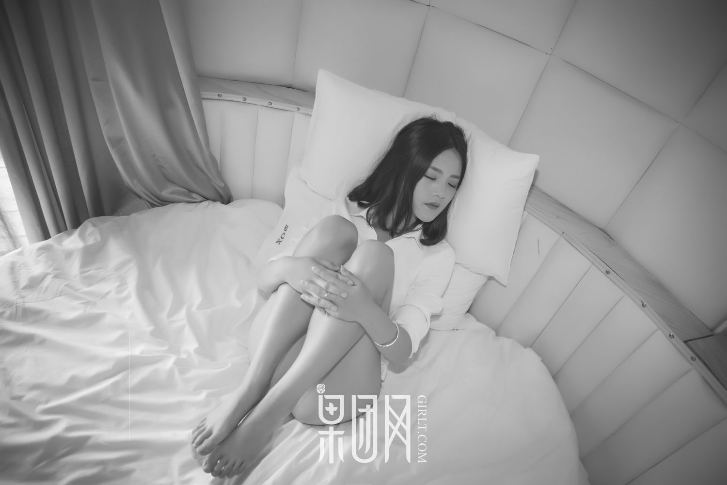 清纯女神皮皮 开背毛衣首秀