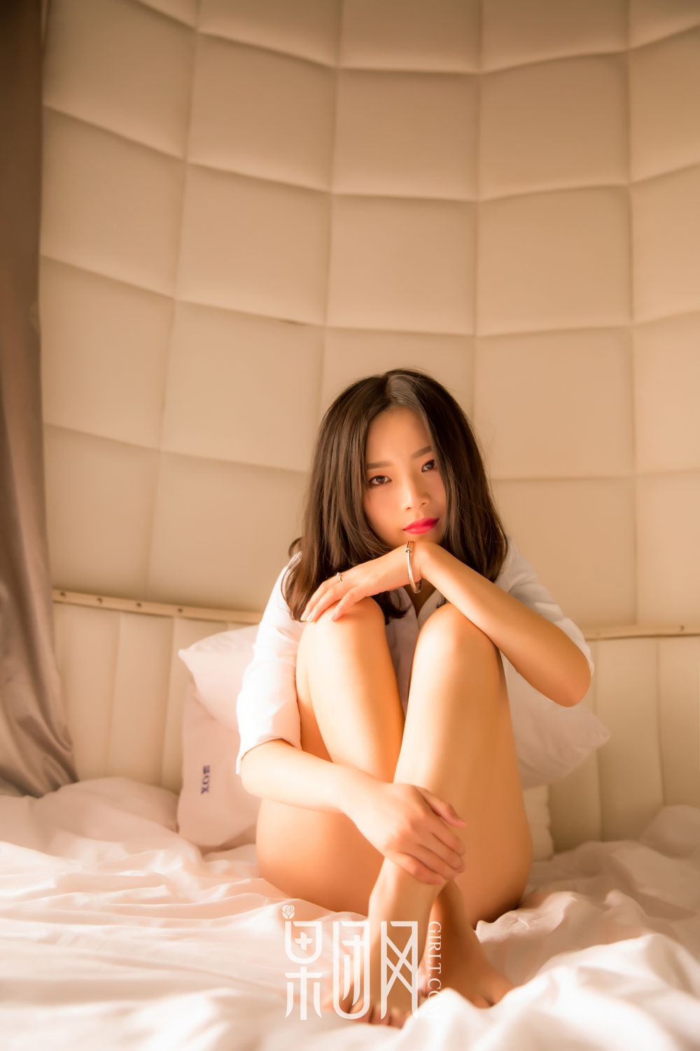 清纯女神皮皮 开背毛衣首秀