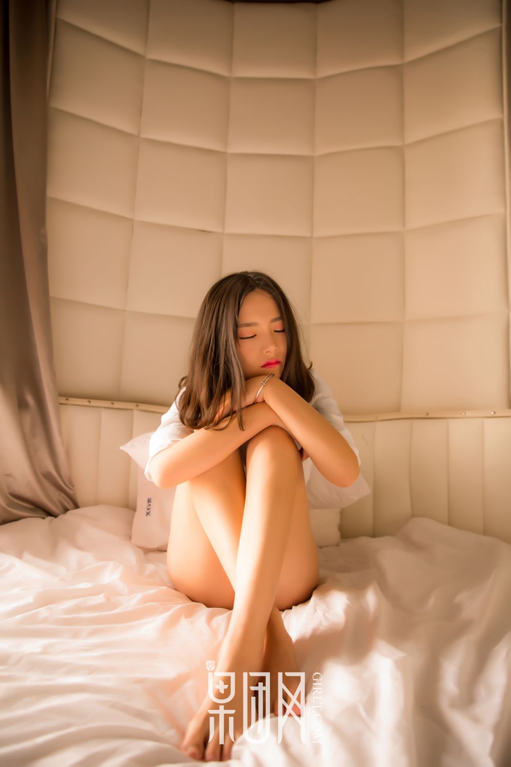 清纯女神皮皮 开背毛衣首秀
