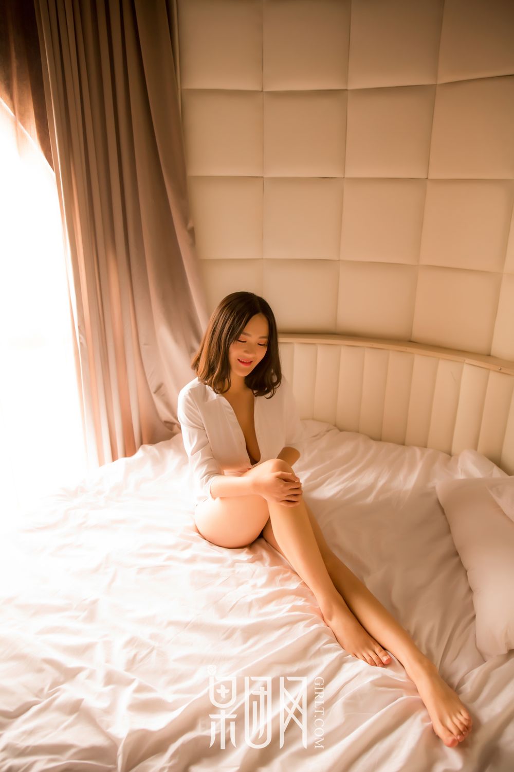 清纯女神皮皮 开背毛衣首秀