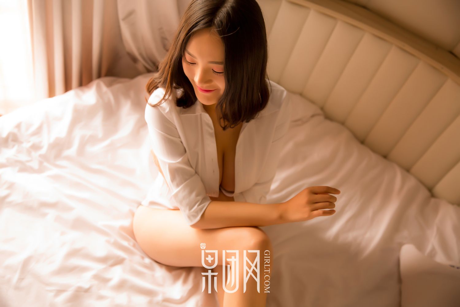 清纯女神皮皮 开背毛衣首秀