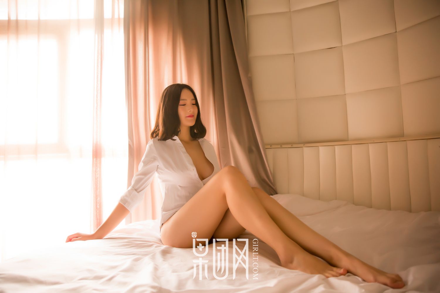清纯女神皮皮 开背毛衣首秀