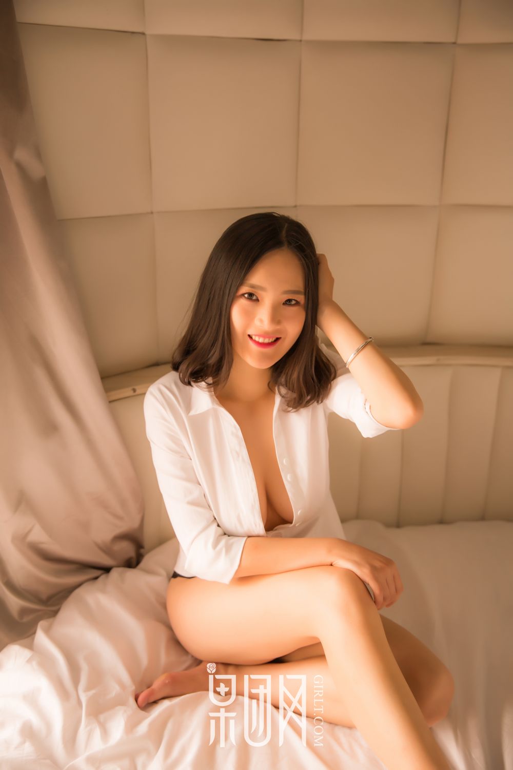 清纯女神皮皮 开背毛衣首秀