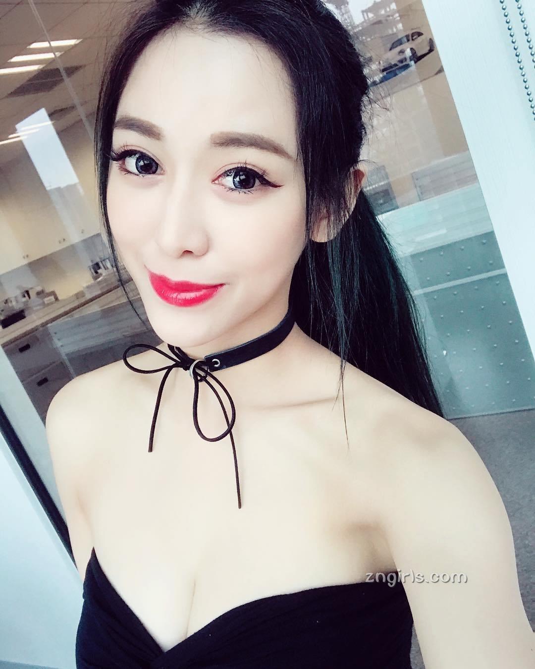台湾正妹爱佳奈 超甜美娃娃音34D好身材