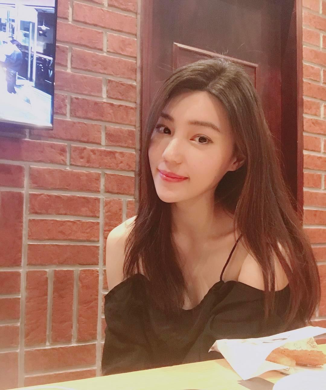 华航空姐Livia Rong 气质美人超吸睛