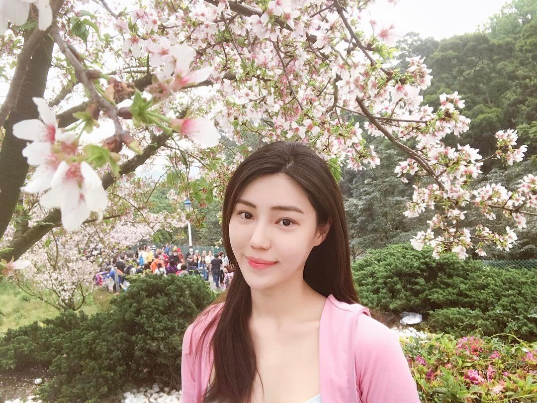 华航空姐Livia Rong 气质美人超吸睛