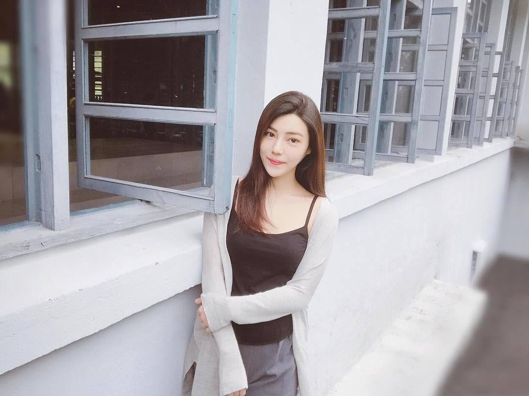 华航空姐Livia Rong 气质美人超吸睛