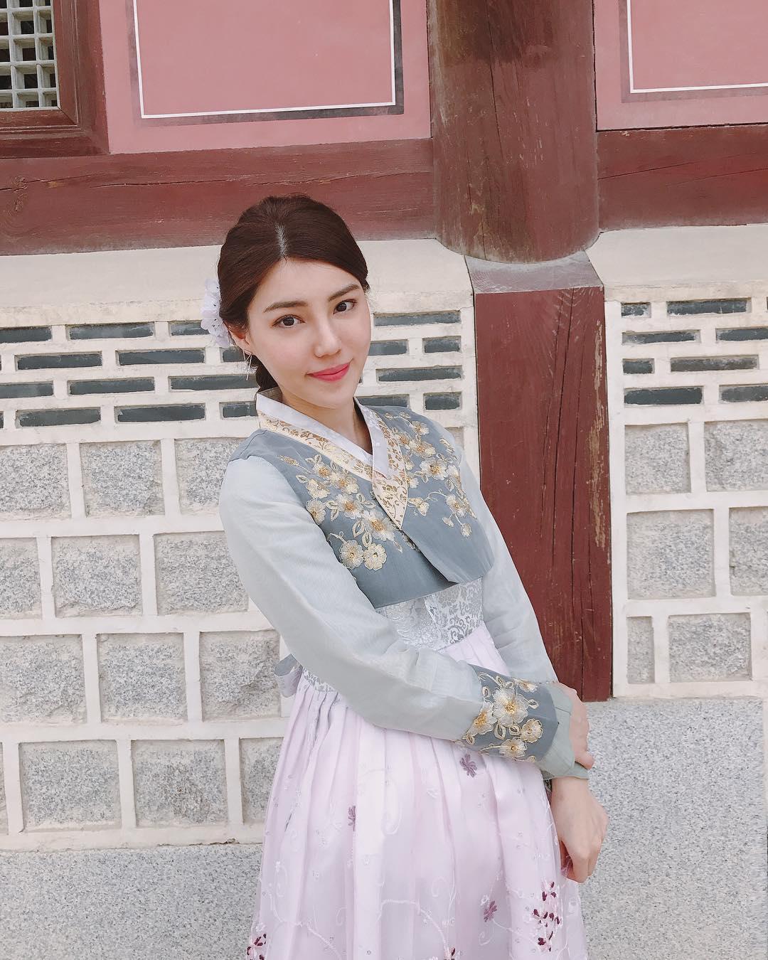华航空姐Livia Rong 气质美人超吸睛