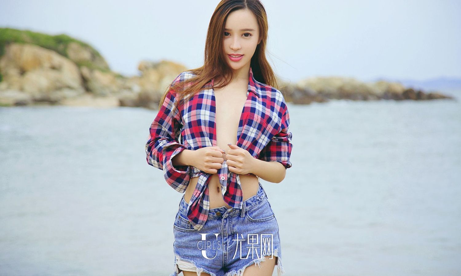 艾小青之海上花 红蓝格衬衣牛仔裤
