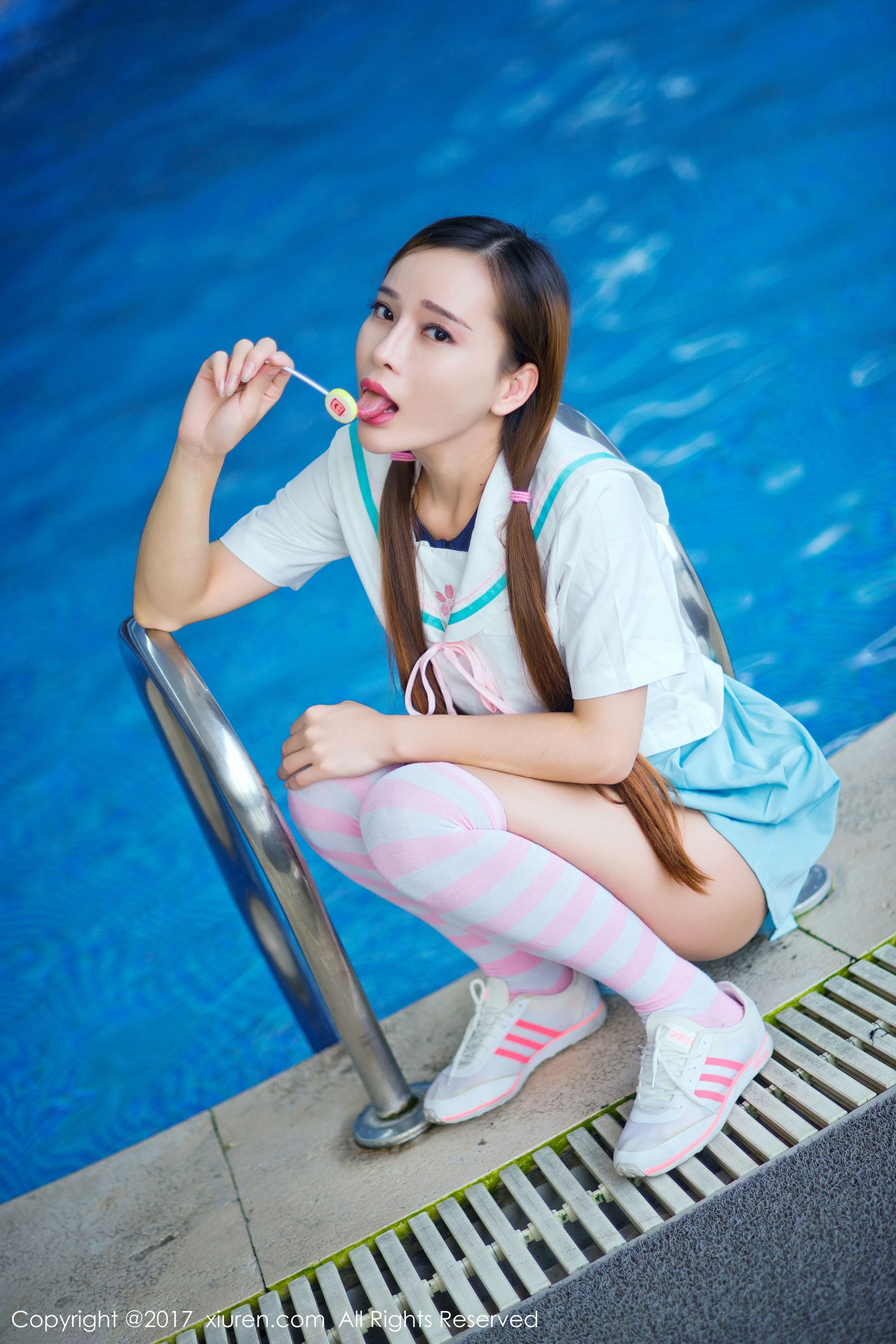 网红主播艾小青 日系学生服泳池