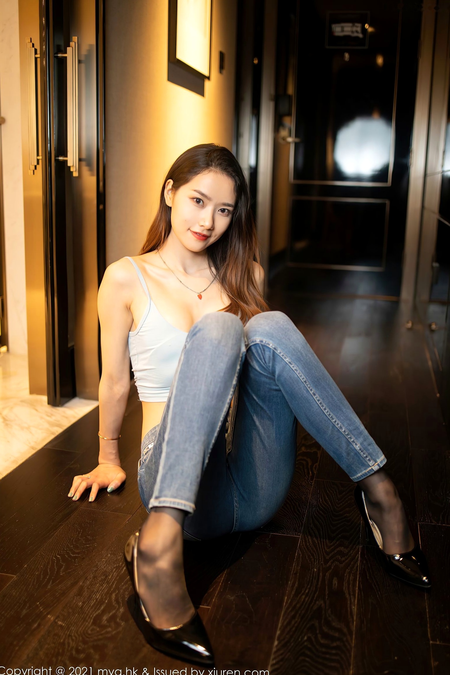 Gallery - MyGirl美媛馆-567-方子萱:江浙沪旅拍,穿搭淡灰吊带背心与牛仔裤,黑丝丝滑诱惑,呈现极致美臀线与都市私房美学美媛馆性感美腿丝袜私房照 方子萱女神私房照_秀色女神