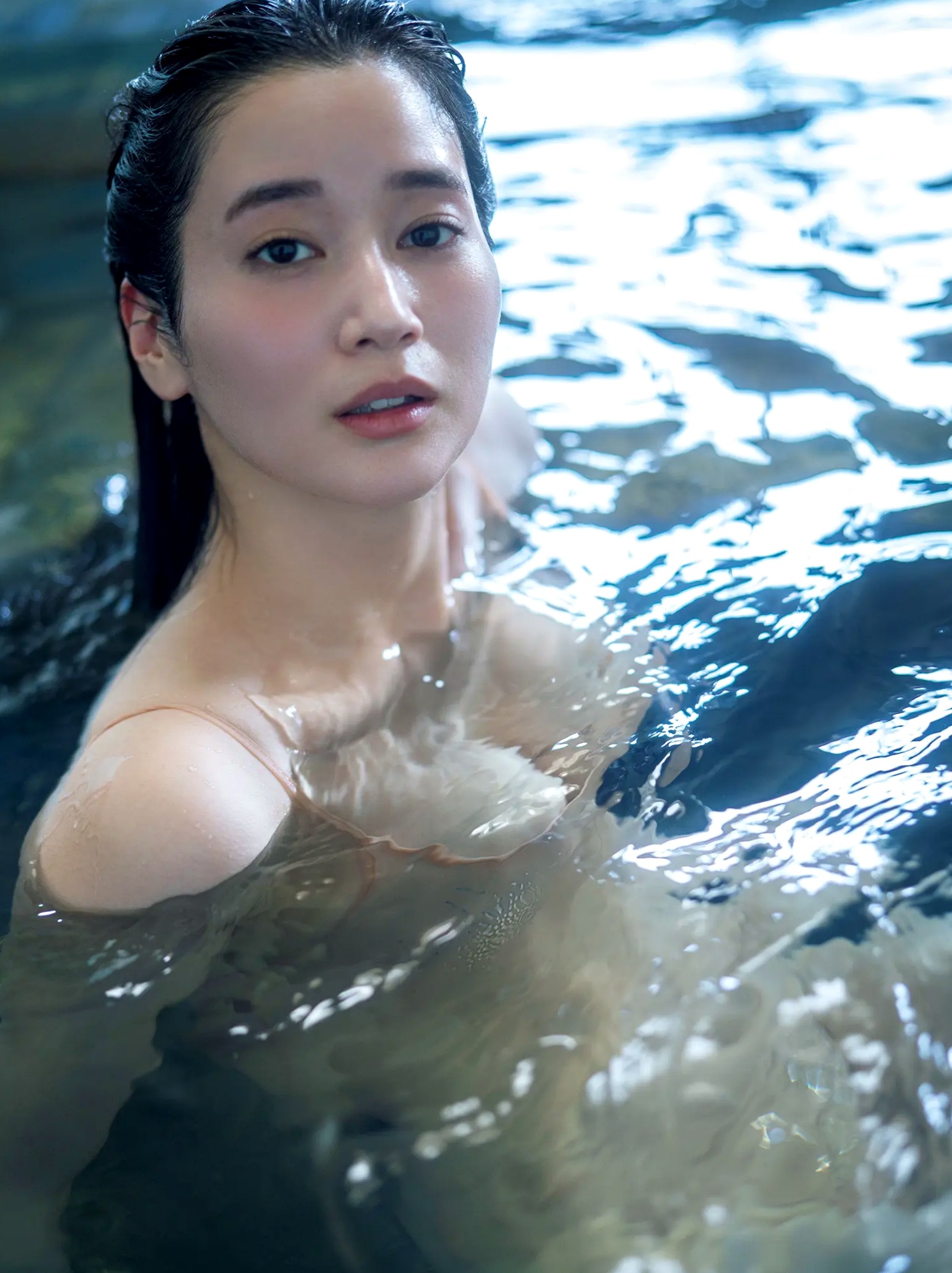 出口亜梨沙 - ESSENCE 户外蓝天性感内衣大尺度写真