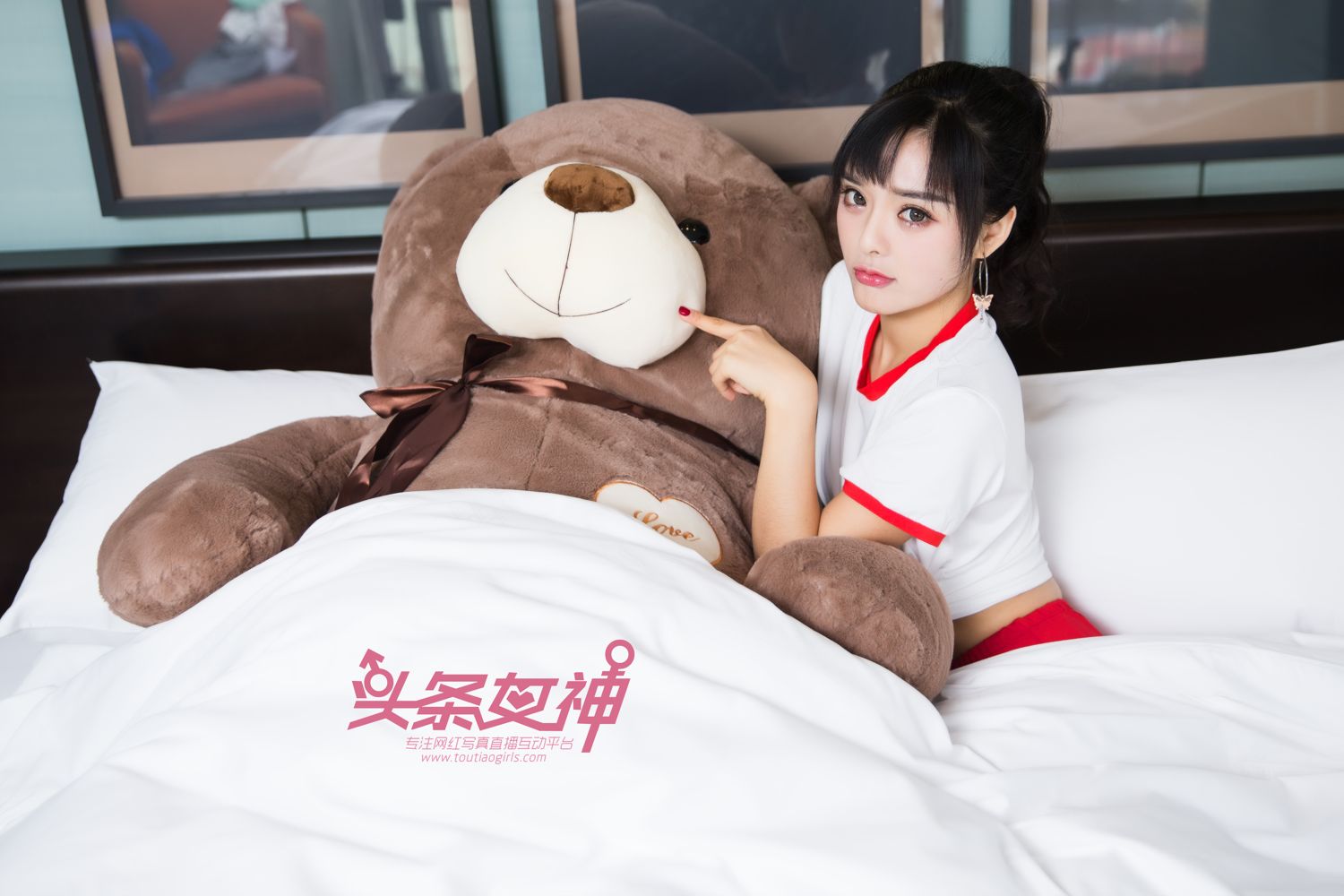 可爱女孩周熙妍 床抱大熊耍暧昧