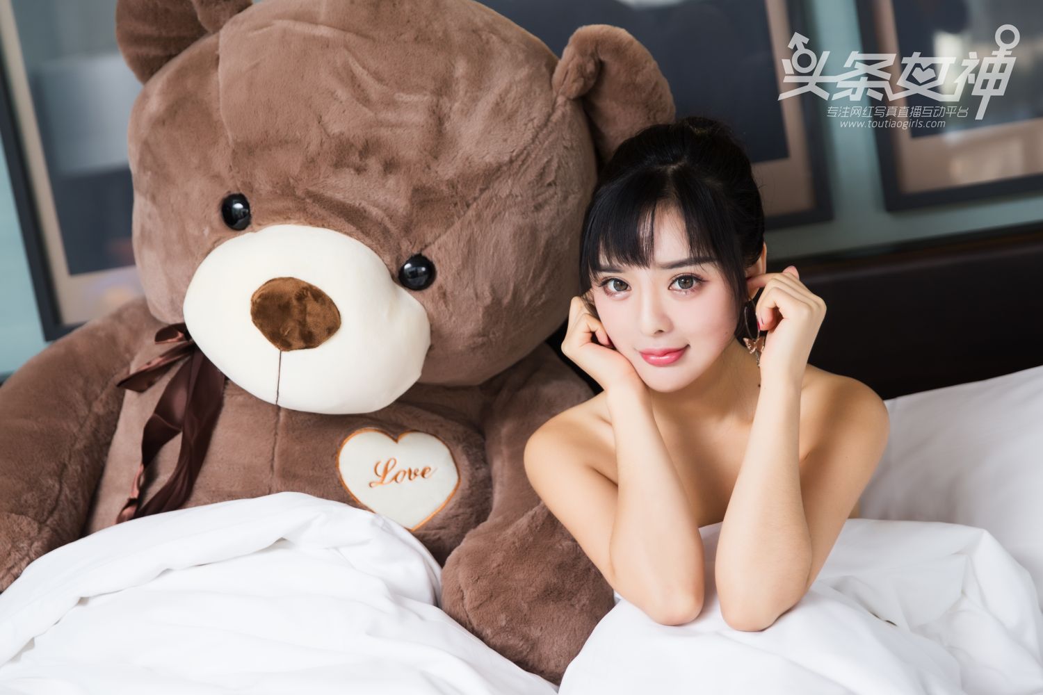 可爱女孩周熙妍 床抱大熊耍暧昧