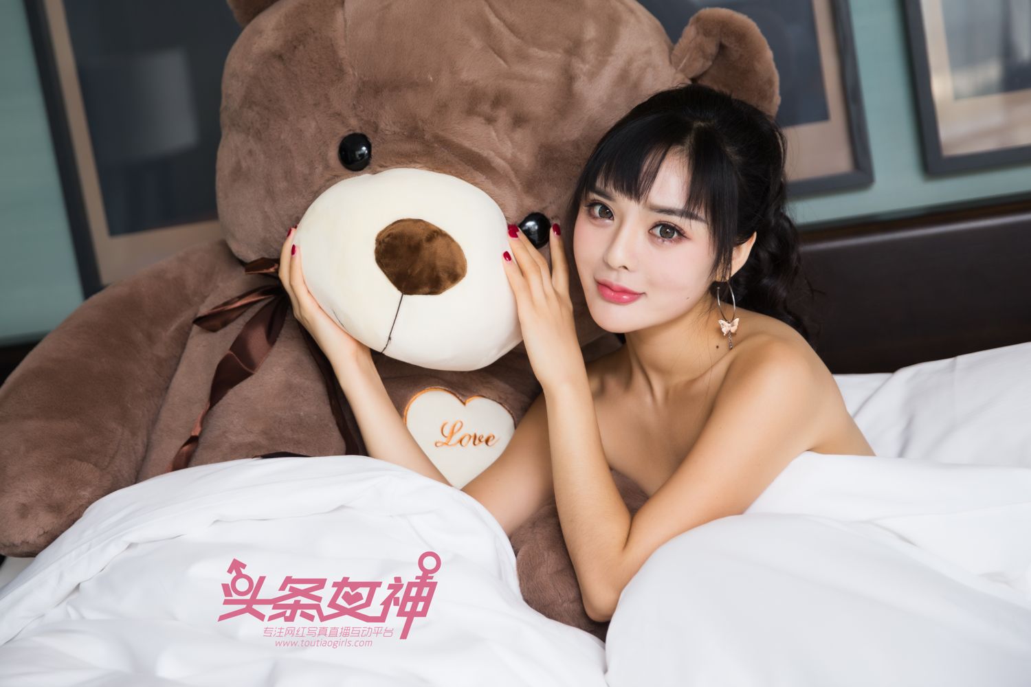 可爱女孩周熙妍 床抱大熊耍暧昧