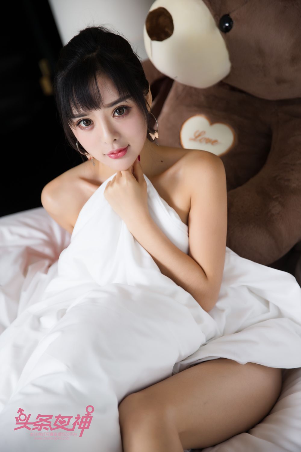 可爱女孩周熙妍 床抱大熊耍暧昧