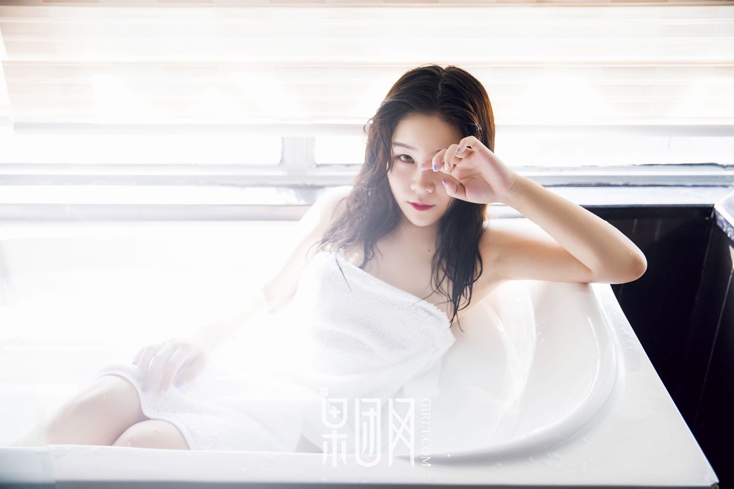 清纯佳人 浴室静卧