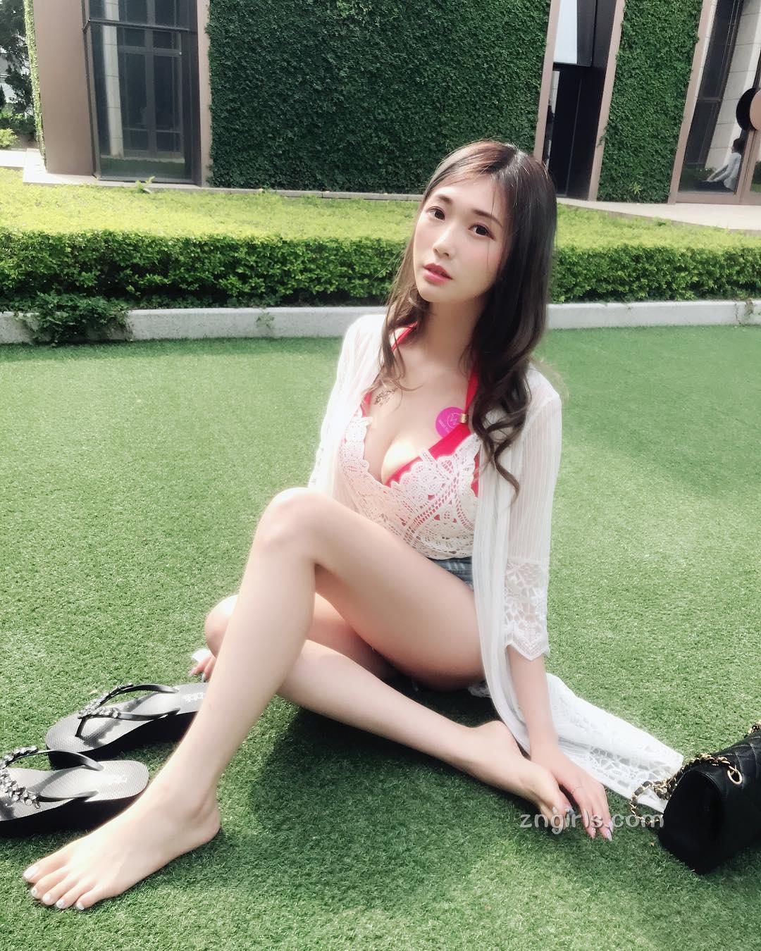 谢薇安Vivian- 台湾正妹大秀深邃事业线