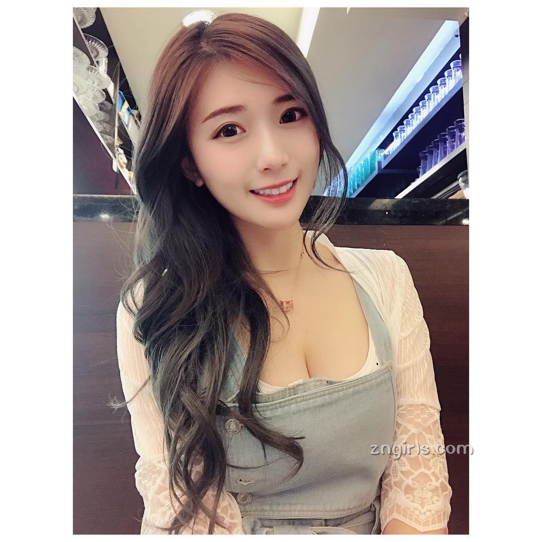 谢薇安Vivian- 台湾正妹大秀深邃事业线