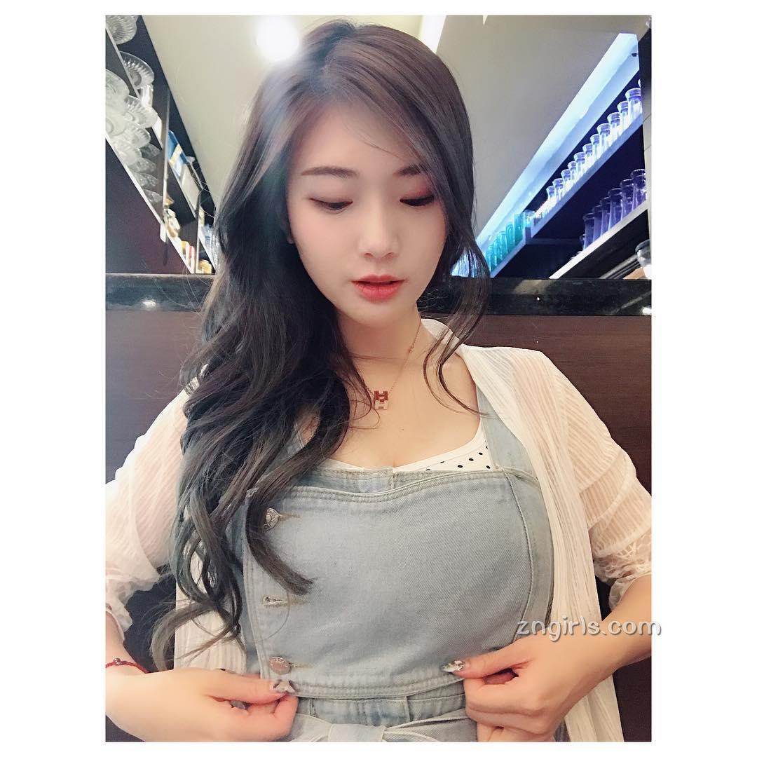 谢薇安Vivian- 台湾正妹大秀深邃事业线