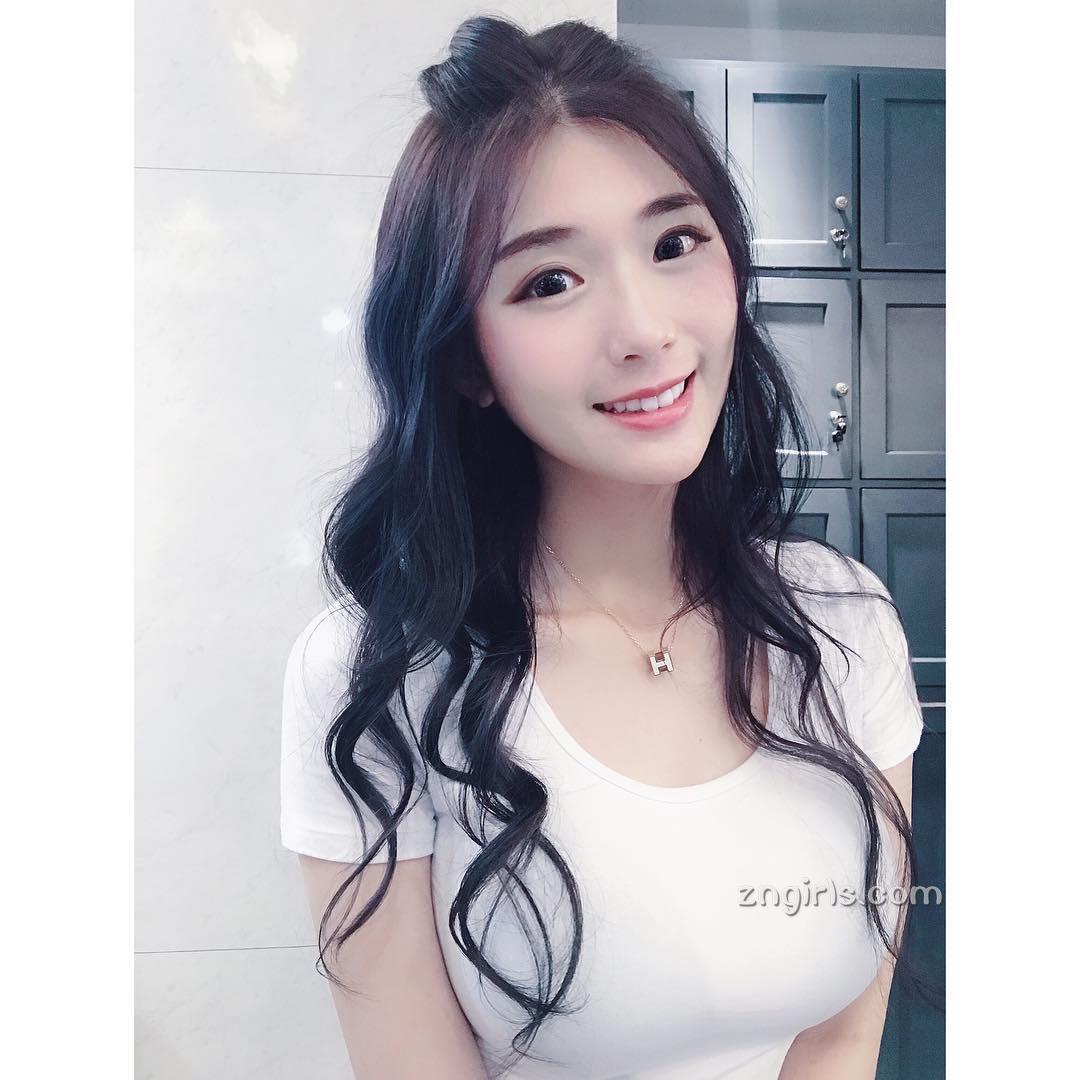 谢薇安Vivian- 台湾正妹大秀深邃事业线