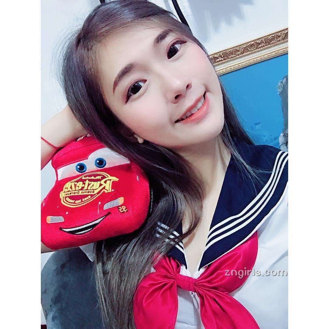 谢薇安Vivian- 台湾正妹大秀深邃事业线