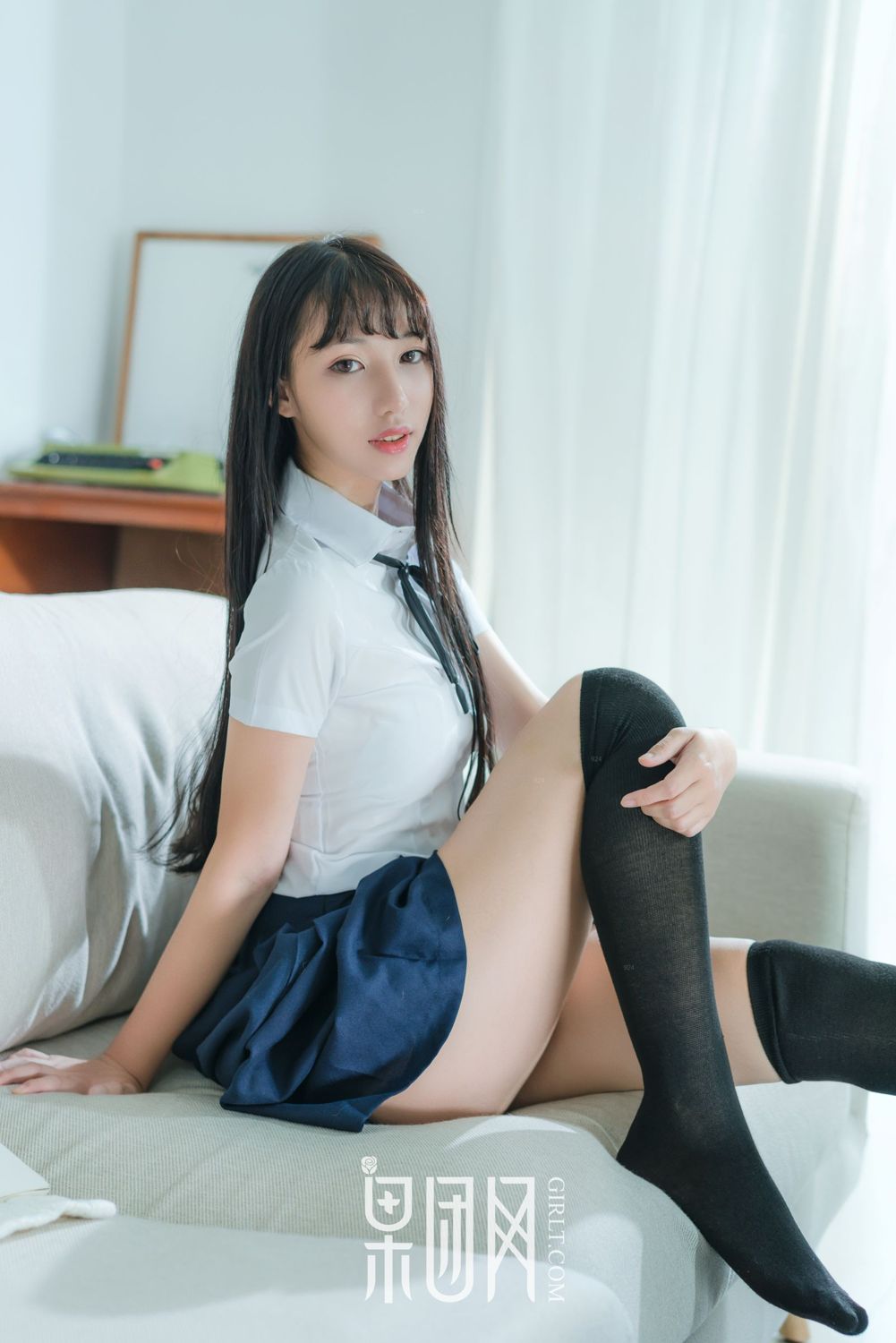软妹子宓兔兔er 日系学生装香肩玉背