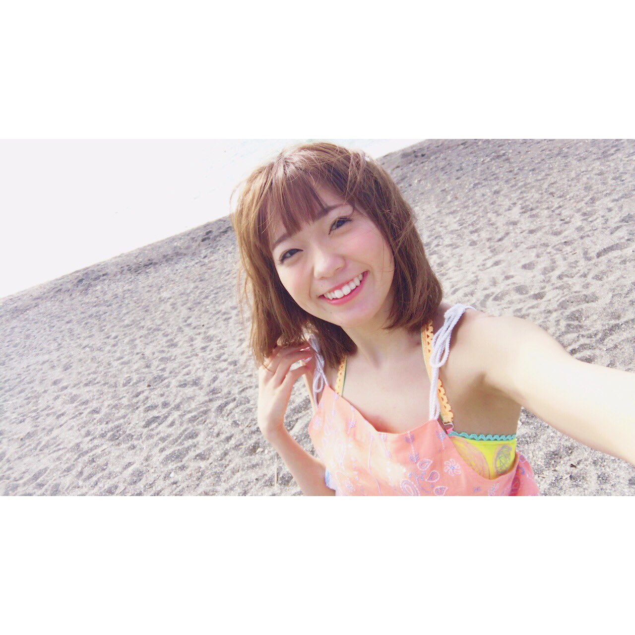 声优斉藤朱夏Solo写真出道 黑色紧身连衣裙无声魅力
