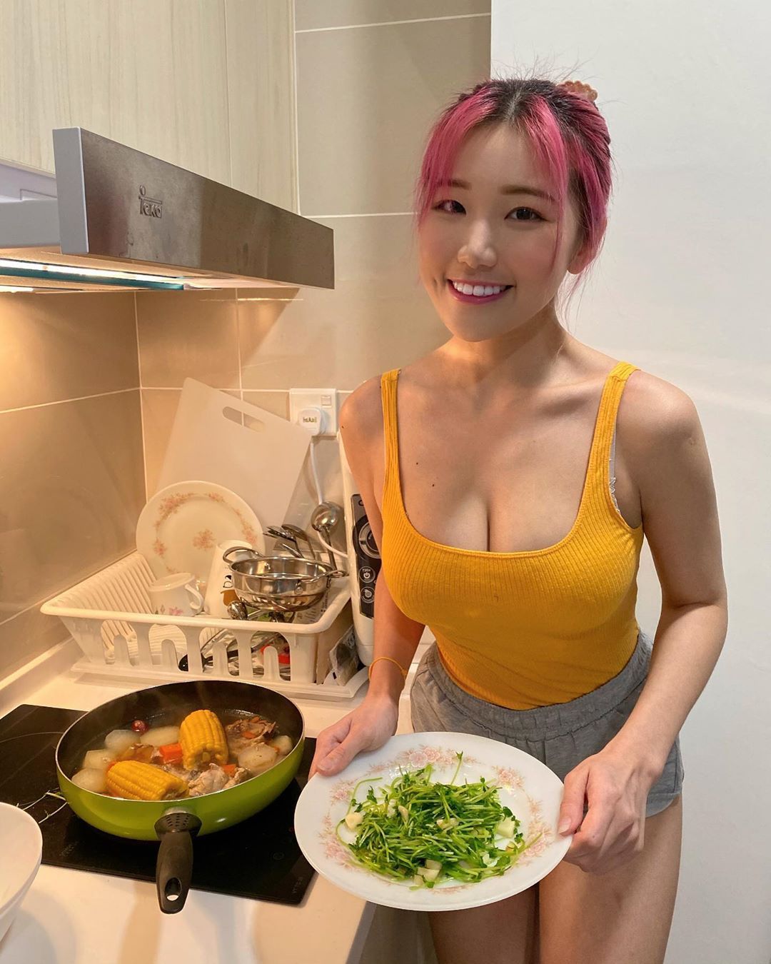收红包啦!大马正妹萧佩儿挺「黄金奶」来拜年