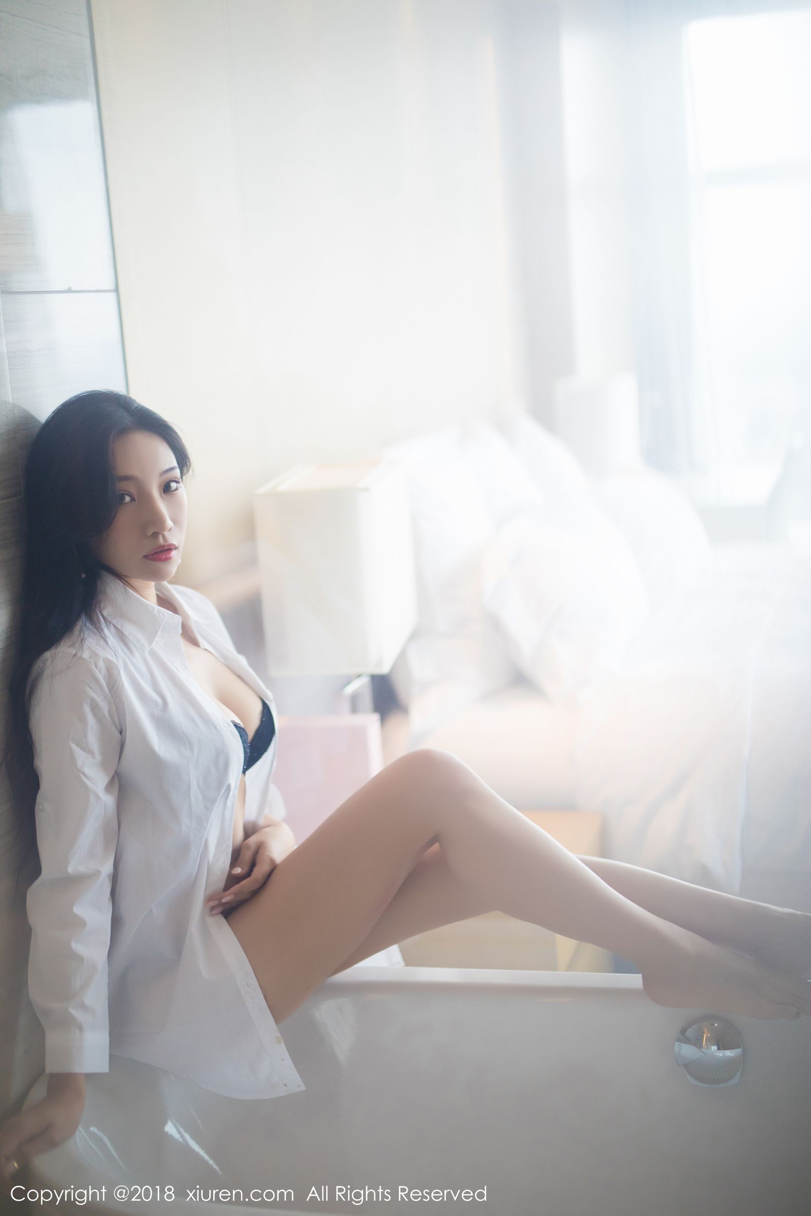 气质模特小狐狸Sica 黑内衣搭配白衬衫