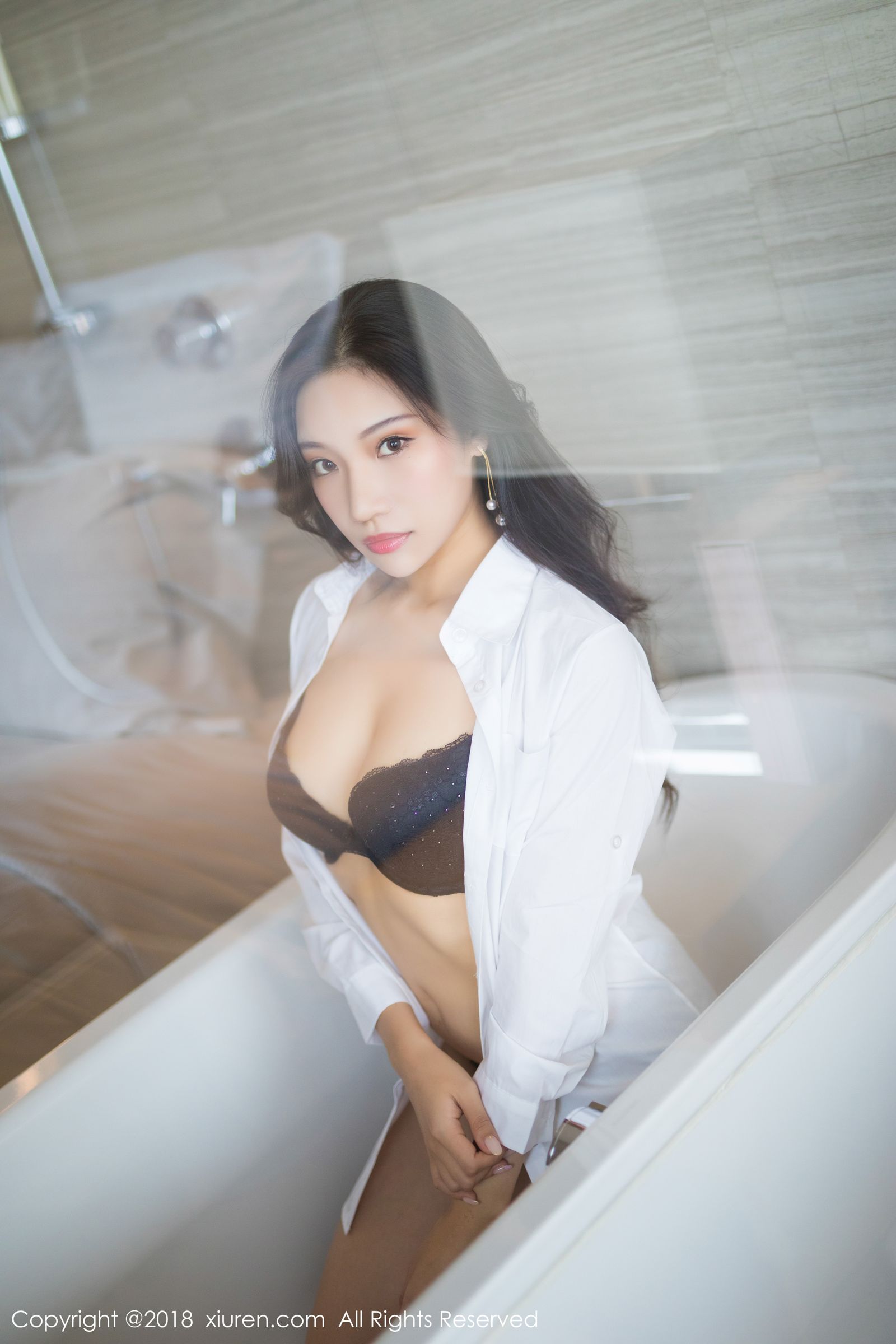气质模特小狐狸Sica 黑内衣搭配白衬衫