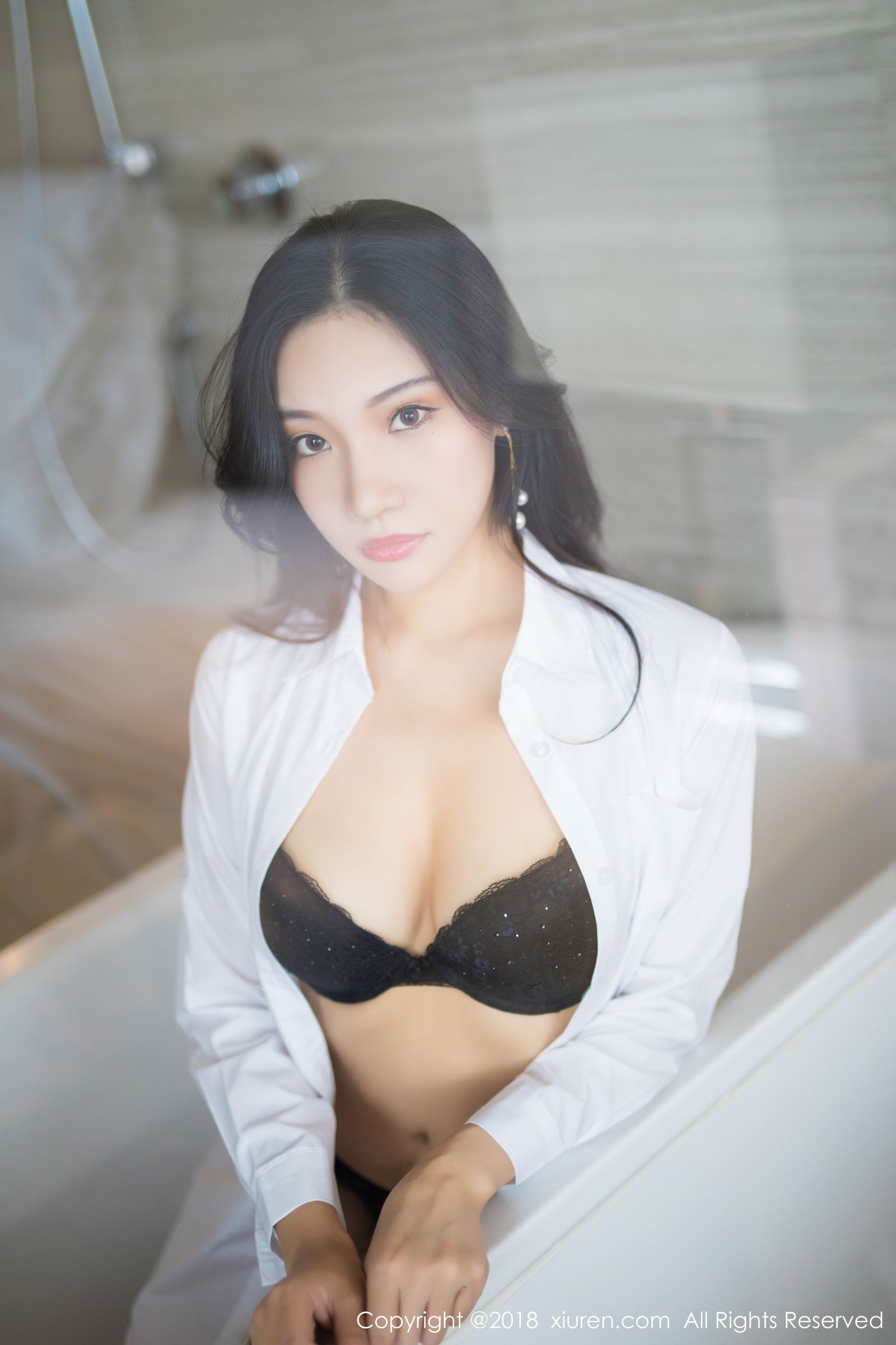 气质模特小狐狸Sica 黑内衣搭配白衬衫