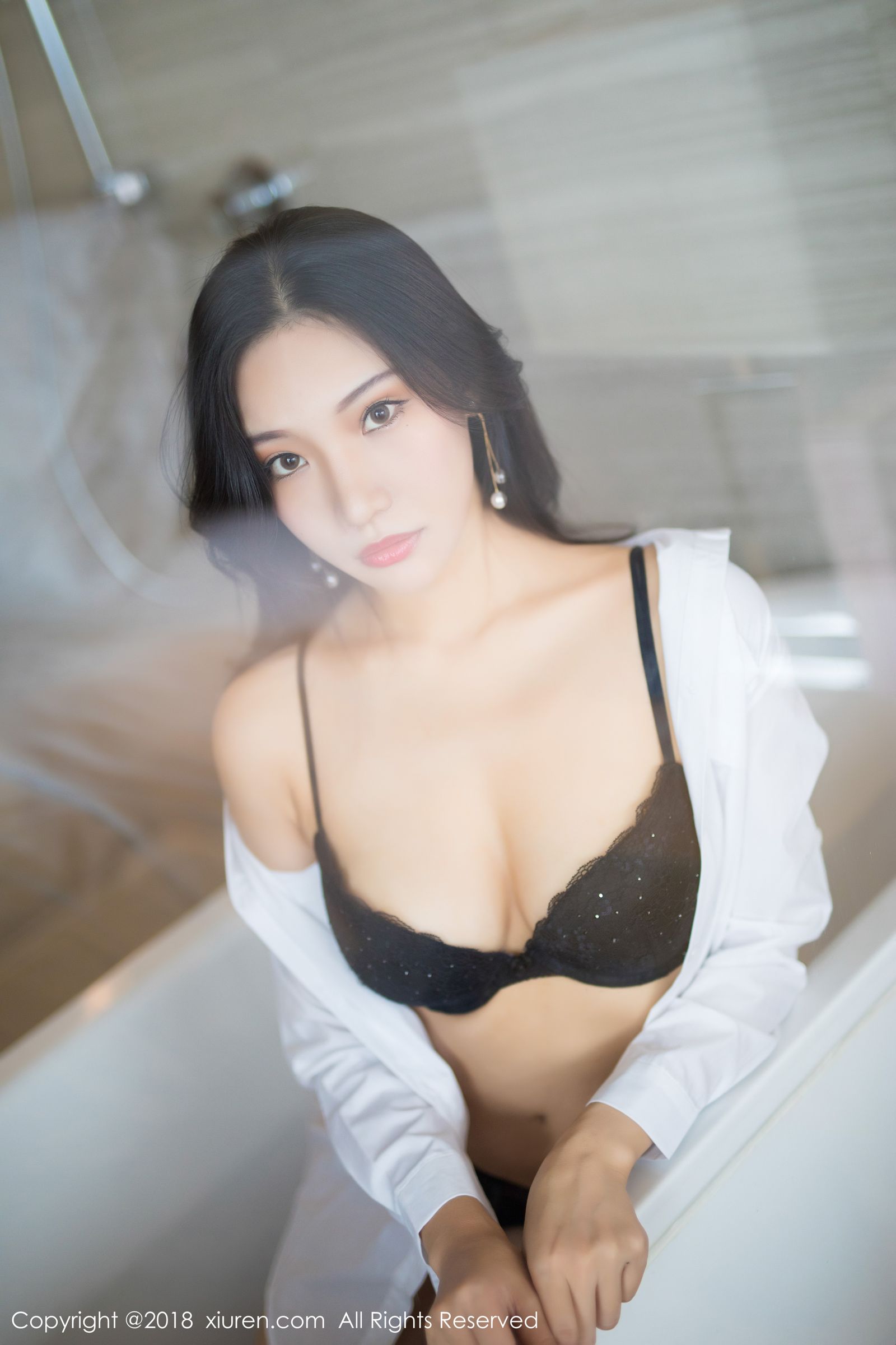 气质模特小狐狸Sica 黑内衣搭配白衬衫