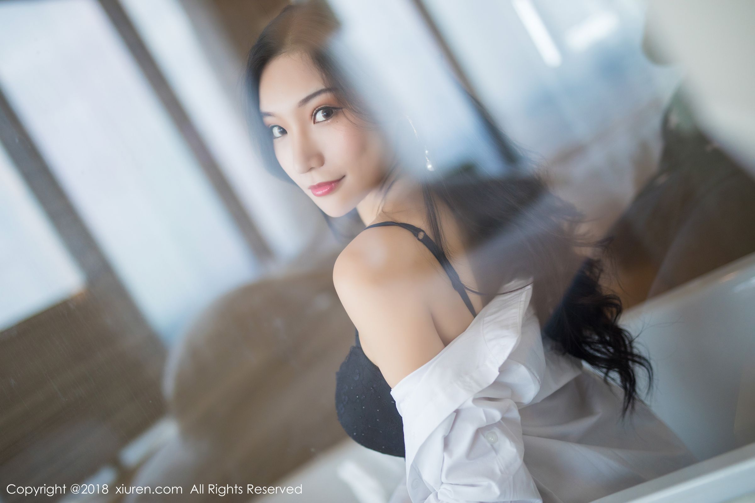 气质模特小狐狸Sica 黑内衣搭配白衬衫