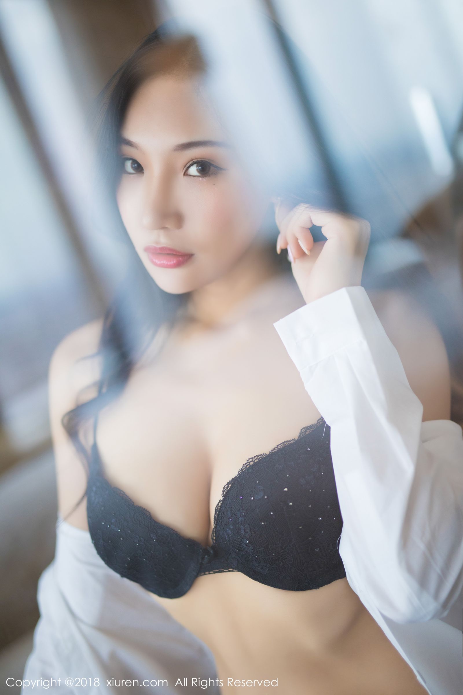 气质模特小狐狸Sica 黑内衣搭配白衬衫