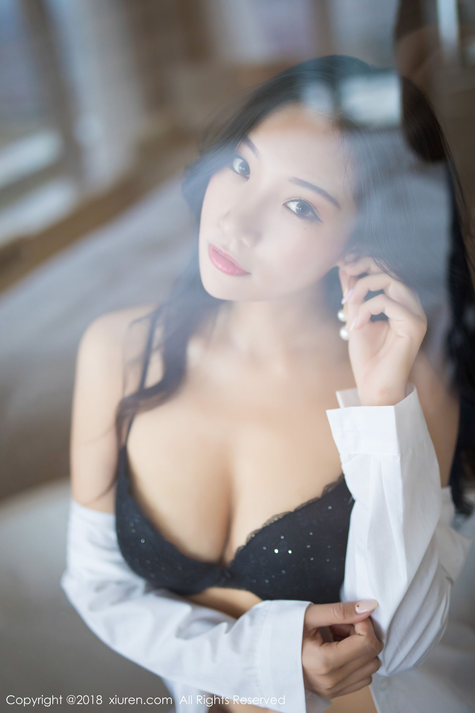 气质模特小狐狸Sica 黑内衣搭配白衬衫